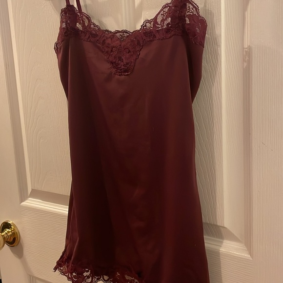 Burgundy Lace Trim Tank Top - Picture 2 of 7